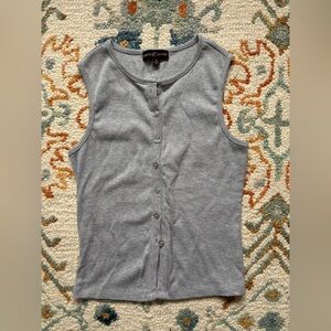 Almost Famous Light Gray Sleeveless Button-Down Shirt size small
